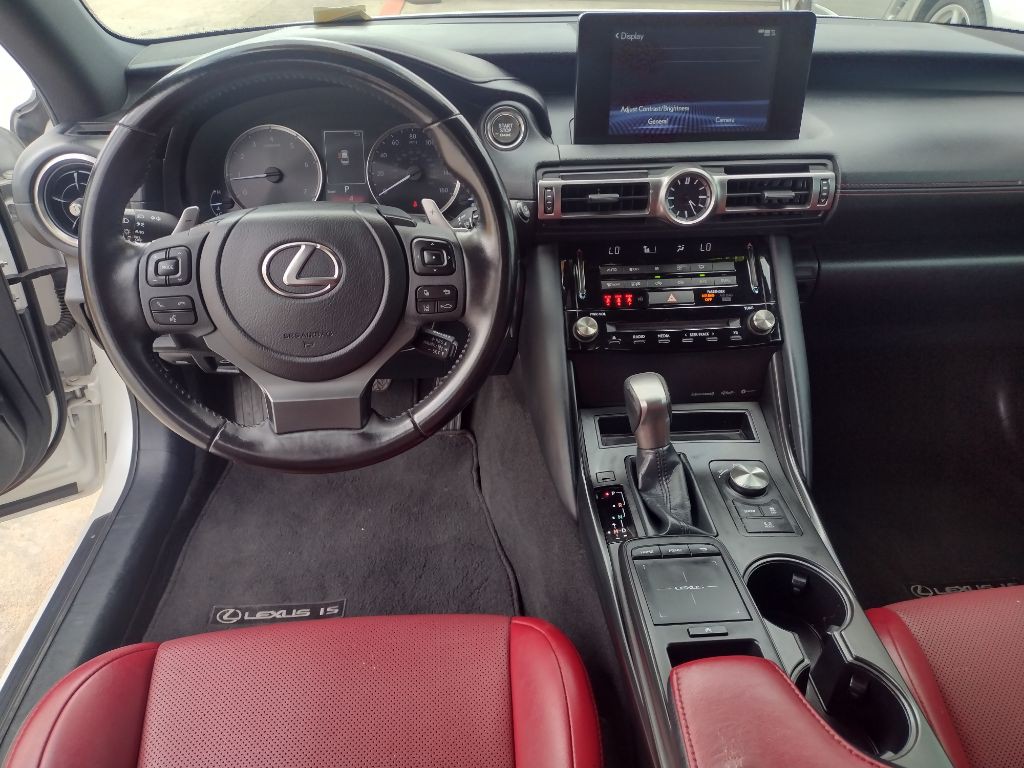 2021 Lexus IS Image 18