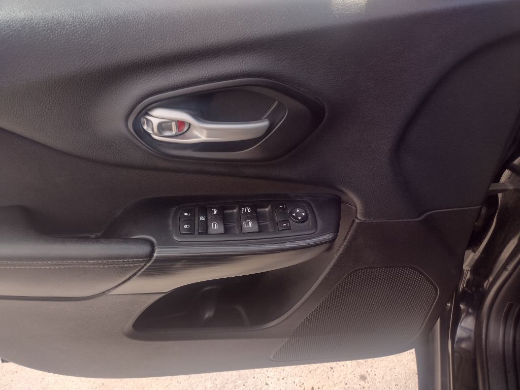 2015 Jeep Cherokee Image 18