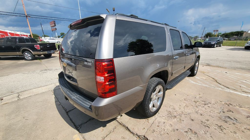 2013 Chevrolet Suburban Image 2