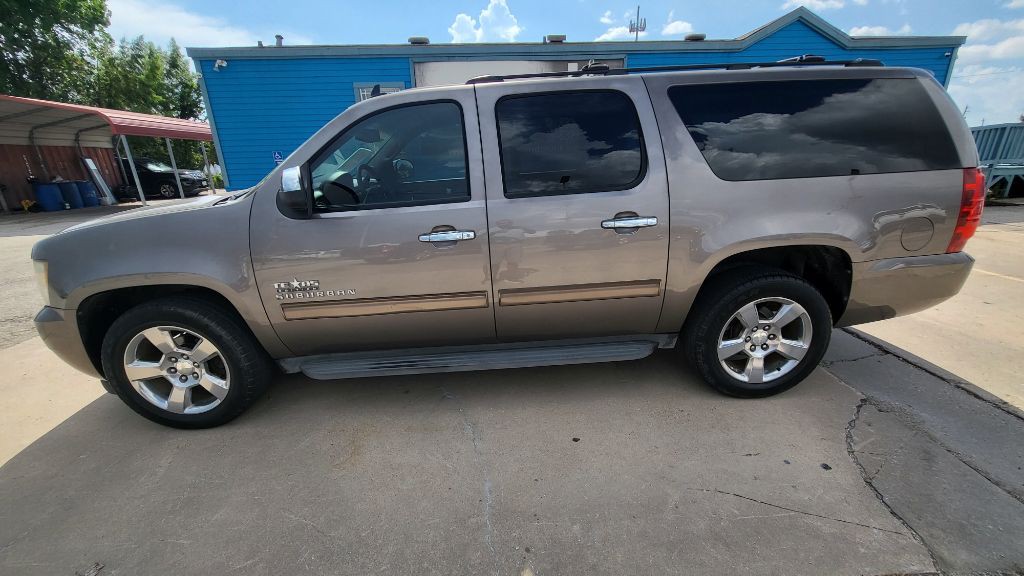 2013 Chevrolet Suburban Image 3