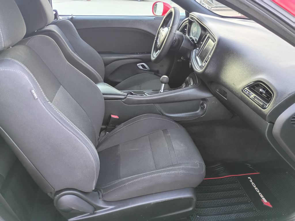 2016 Dodge Challenger Image 18