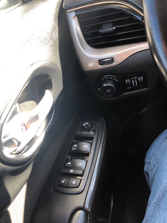 2015 Jeep Cherokee Image 18