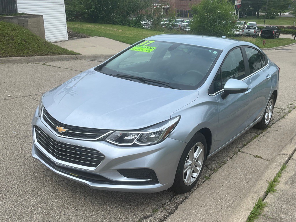 2017 Chevrolet Cruze Image 2