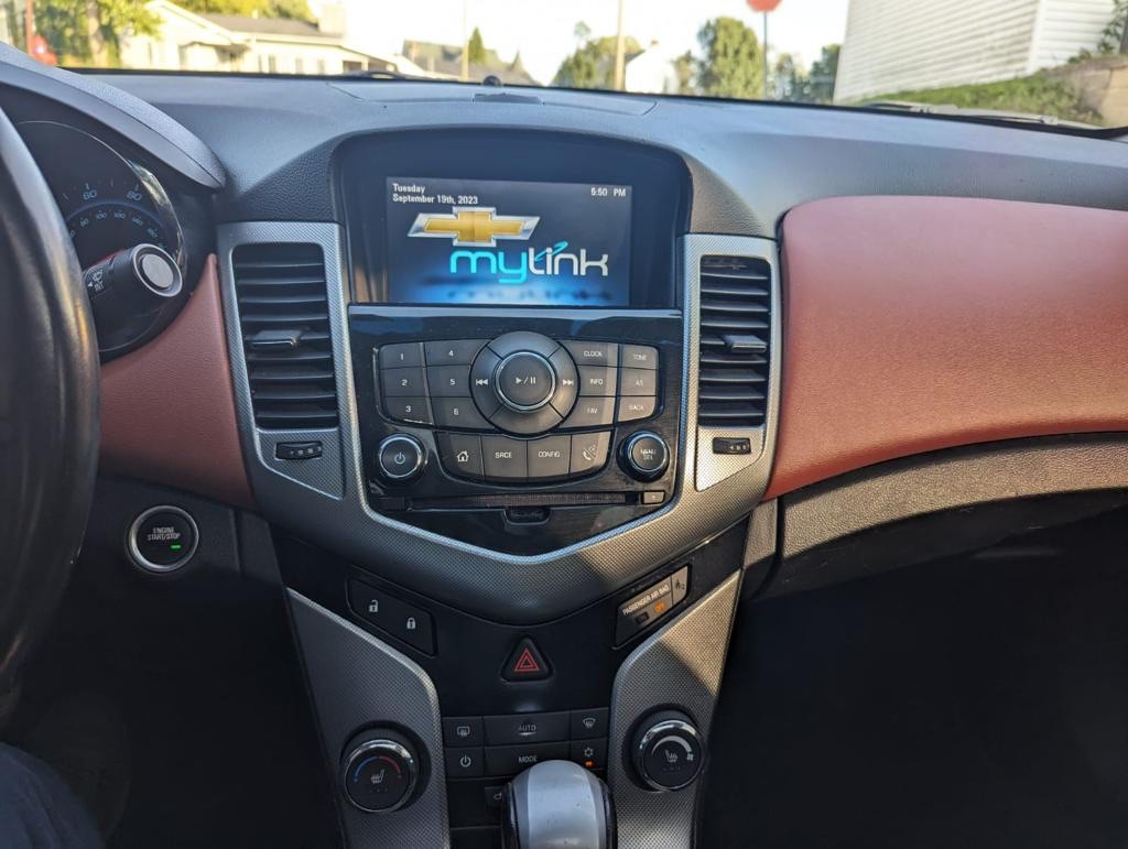 2014 Chevrolet Cruze Image 2
