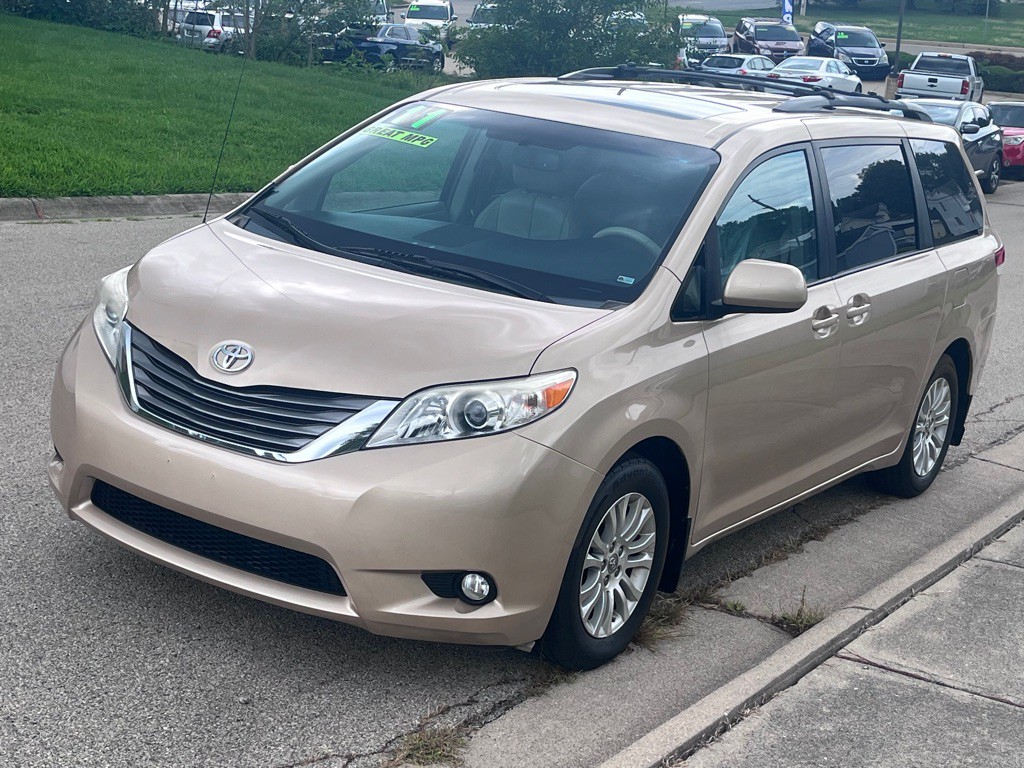 2011 Toyota Sienna Image 2