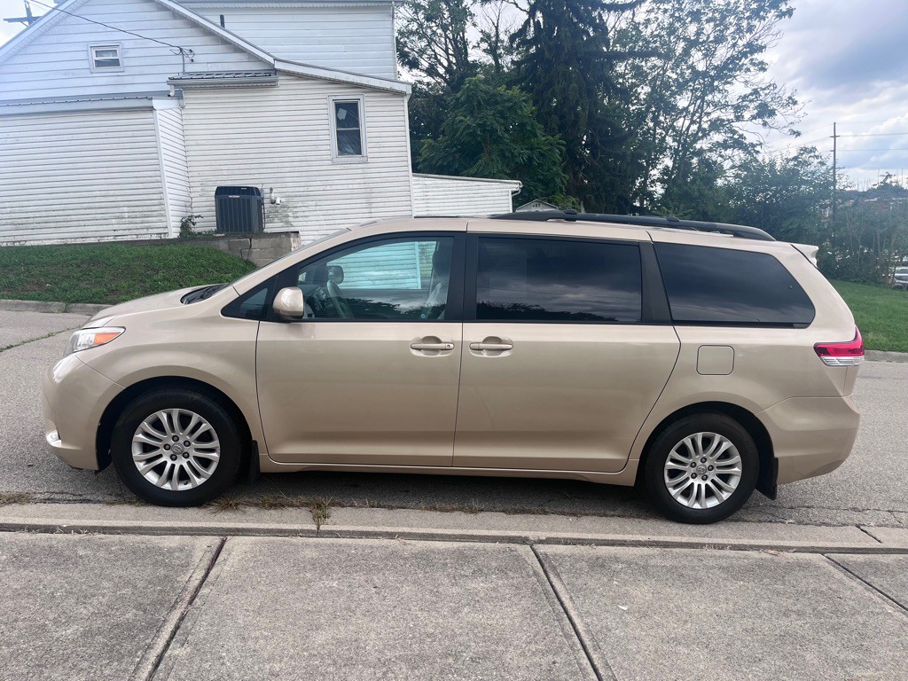 2011 Toyota Sienna Image 3