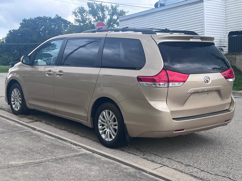 2011 Toyota Sienna Image 4