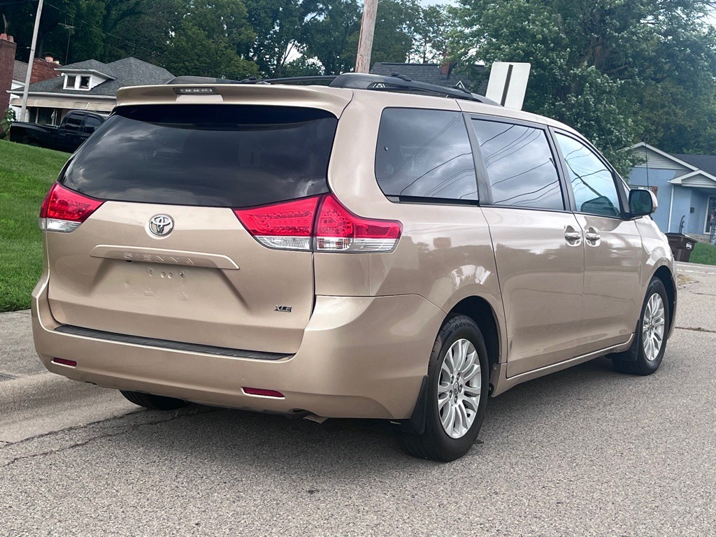 2011 Toyota Sienna Image 6