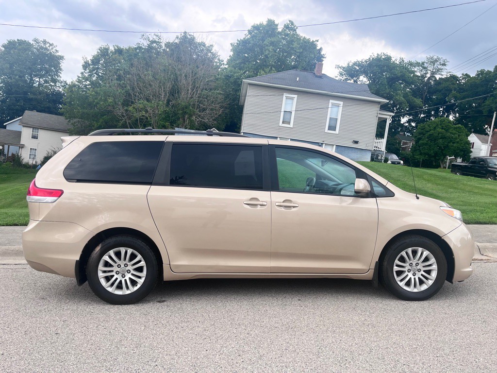 2011 Toyota Sienna Image 7