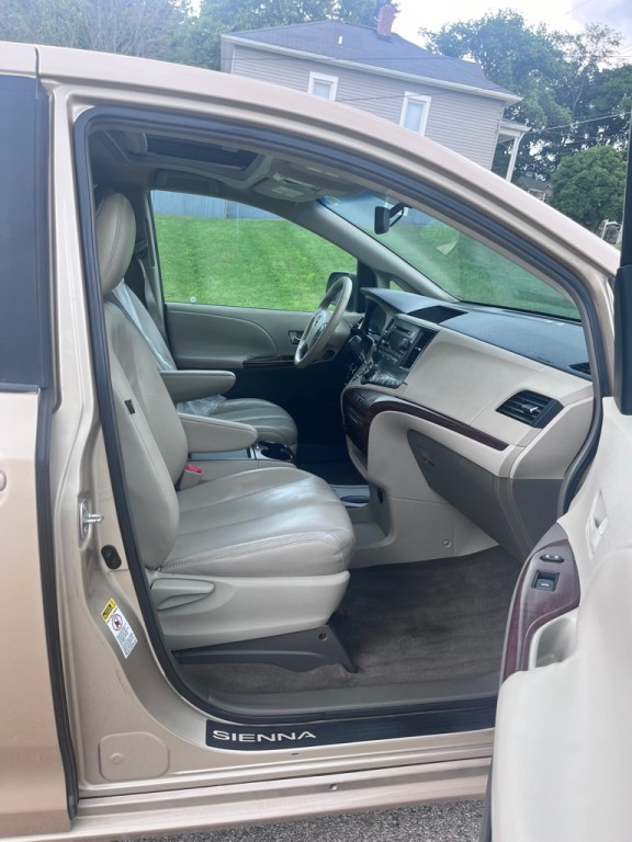 2011 Toyota Sienna Image 9