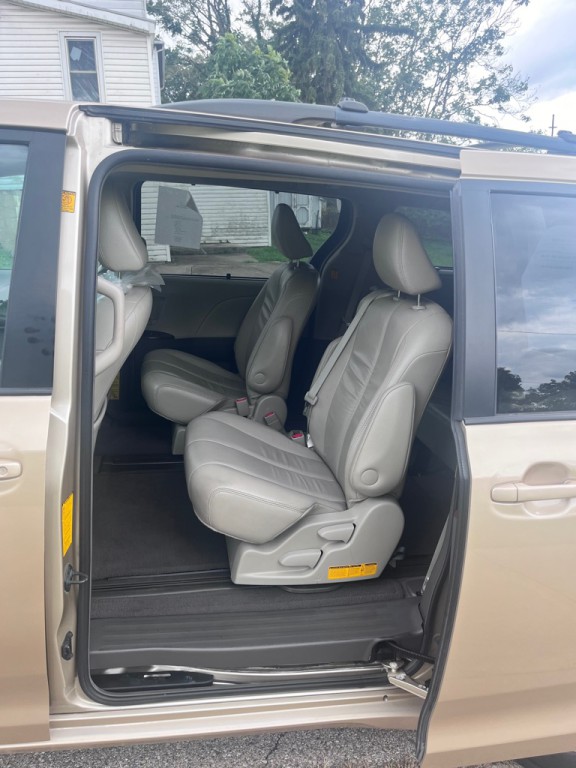 2011 Toyota Sienna Image 11