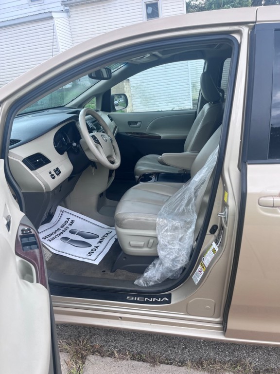 2011 Toyota Sienna Image 12