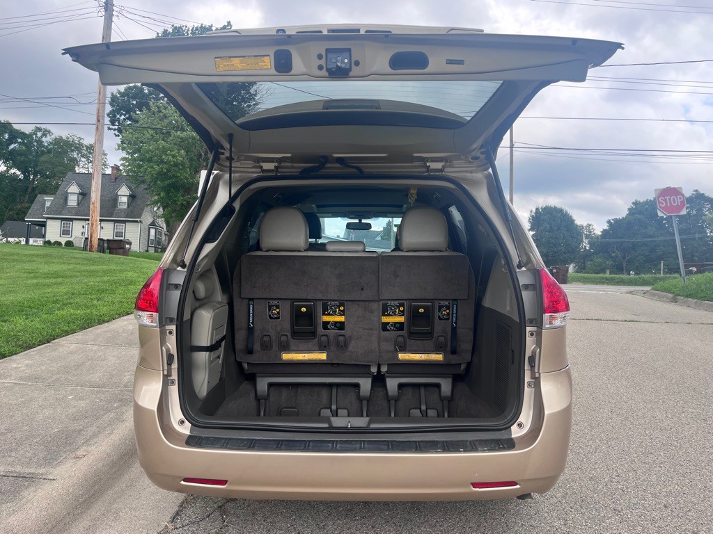2011 Toyota Sienna Image 13