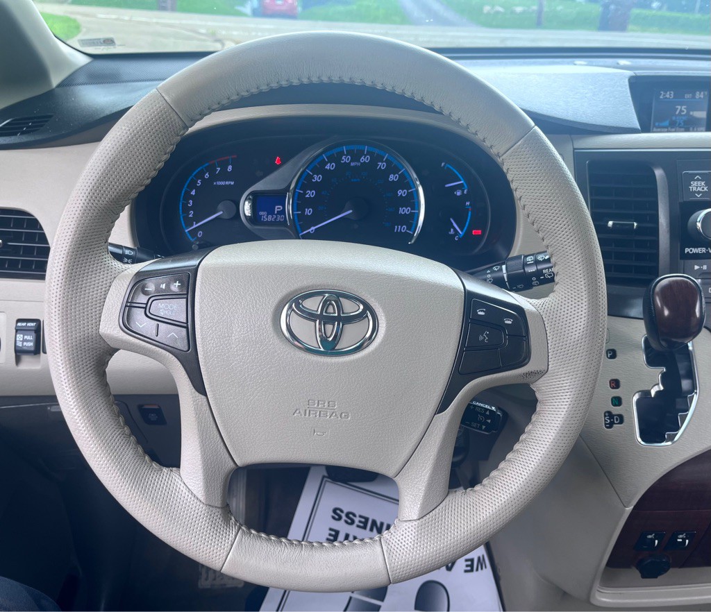 2011 Toyota Sienna Image 15