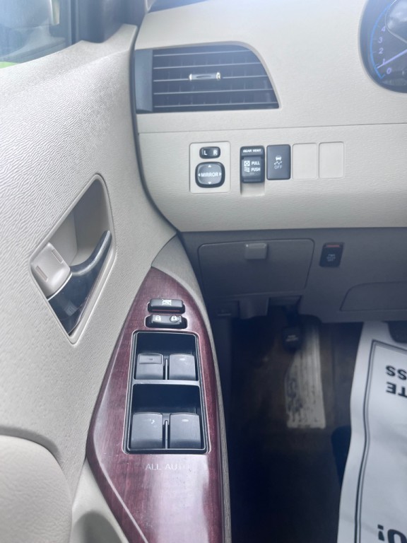 2011 Toyota Sienna Image 16