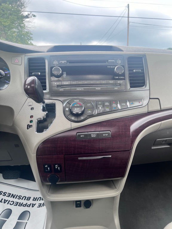 2011 Toyota Sienna Image 18
