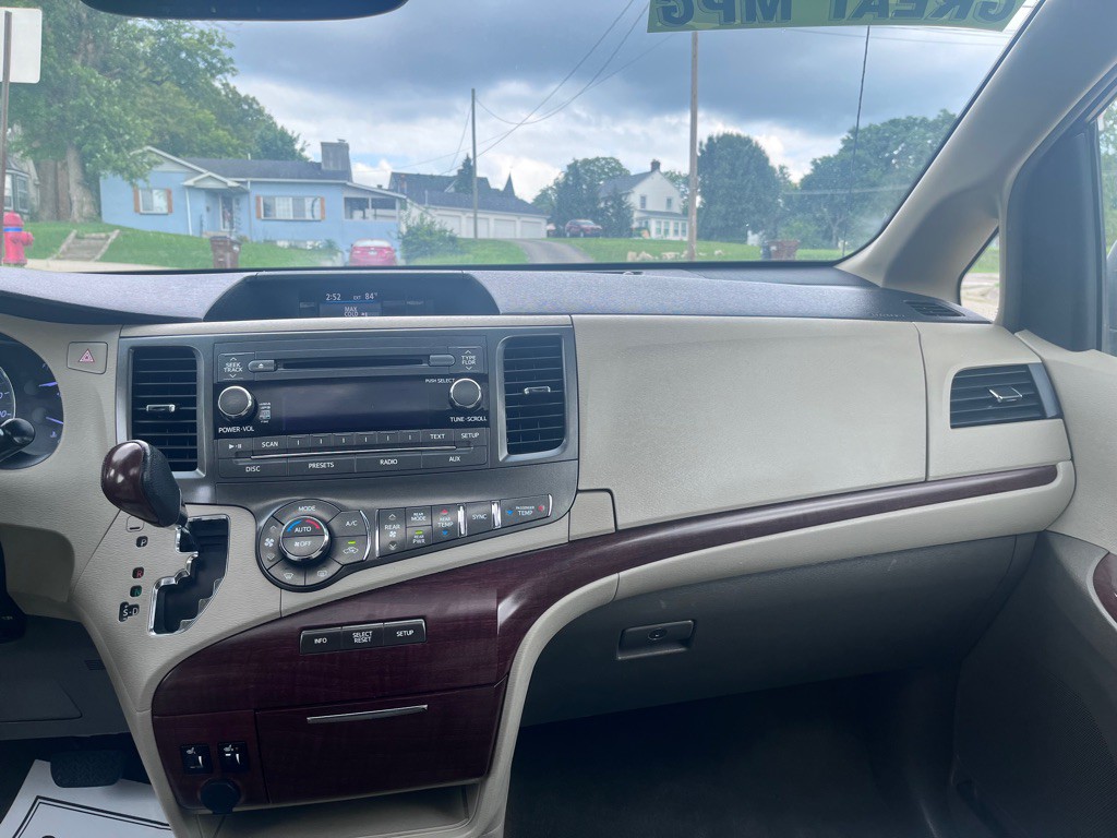 2011 Toyota Sienna Image 19