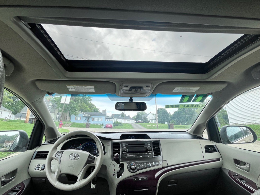 2011 Toyota Sienna Image 21