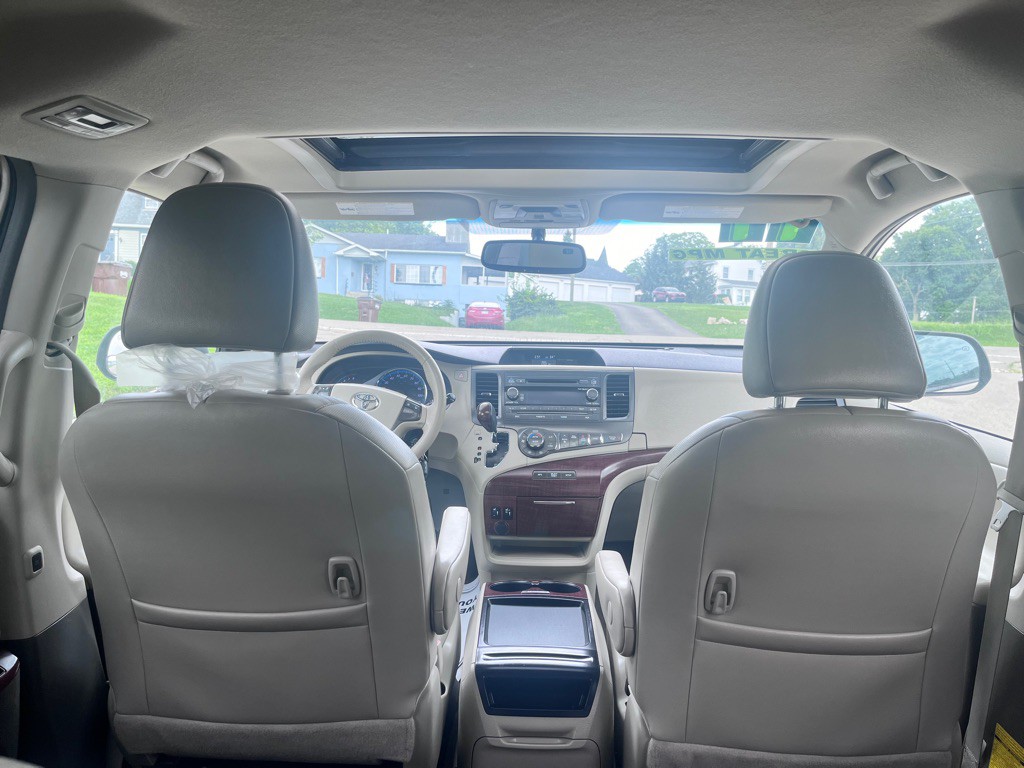 2011 Toyota Sienna Image 22