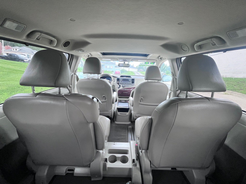 2011 Toyota Sienna Image 24