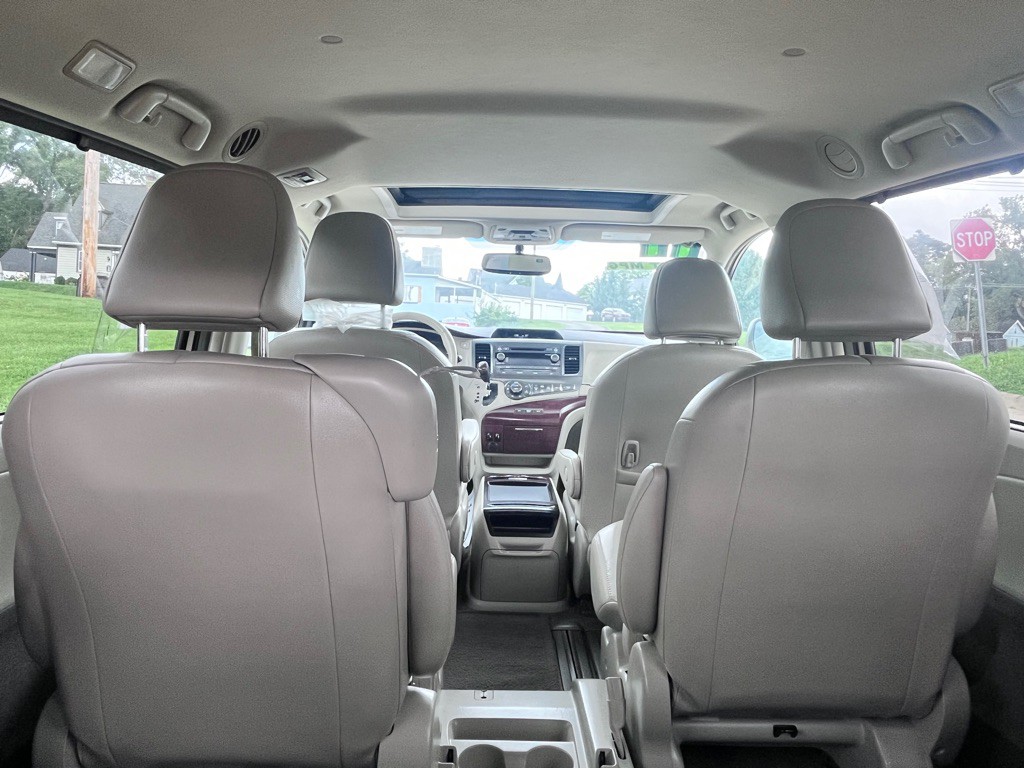 2011 Toyota Sienna Image 25