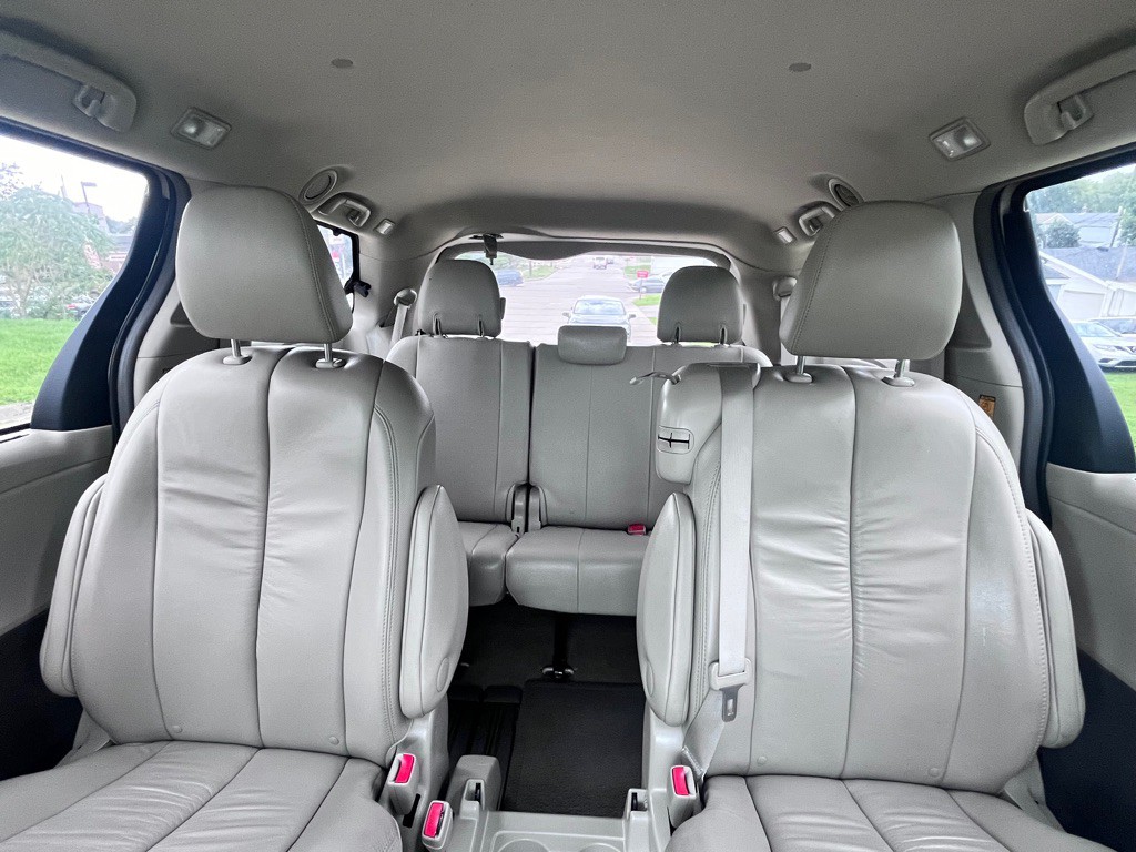 2011 Toyota Sienna Image 27