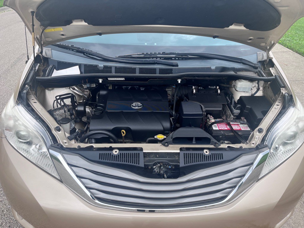 2011 Toyota Sienna Image 28