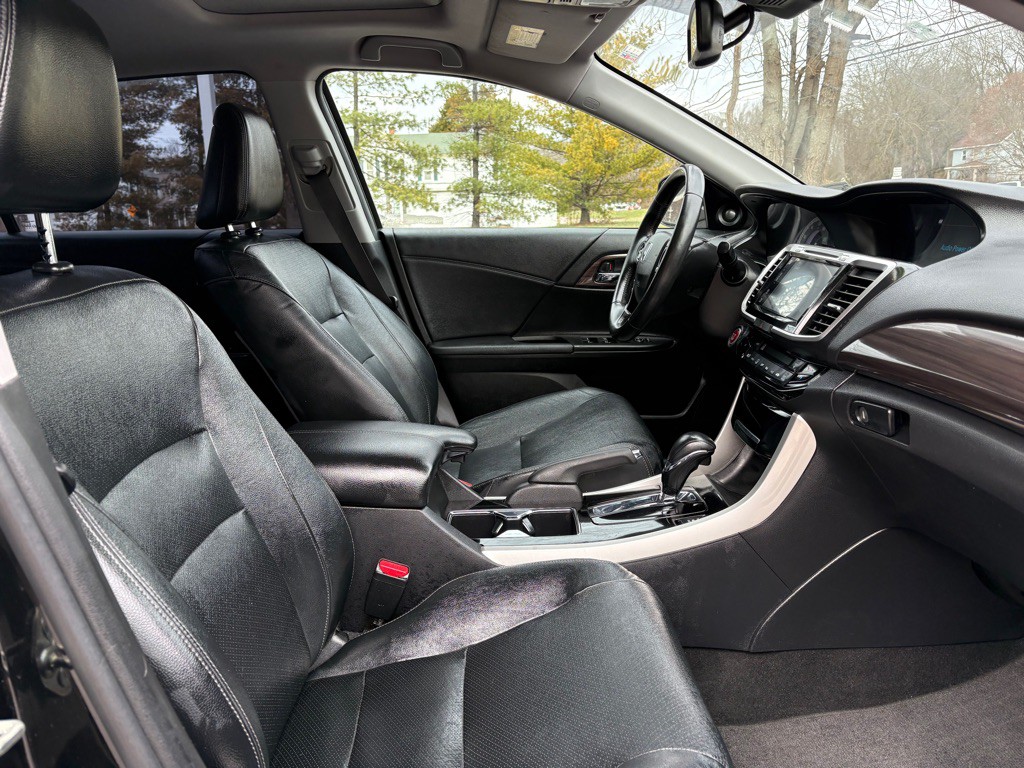 2017 Honda Accord Image 19