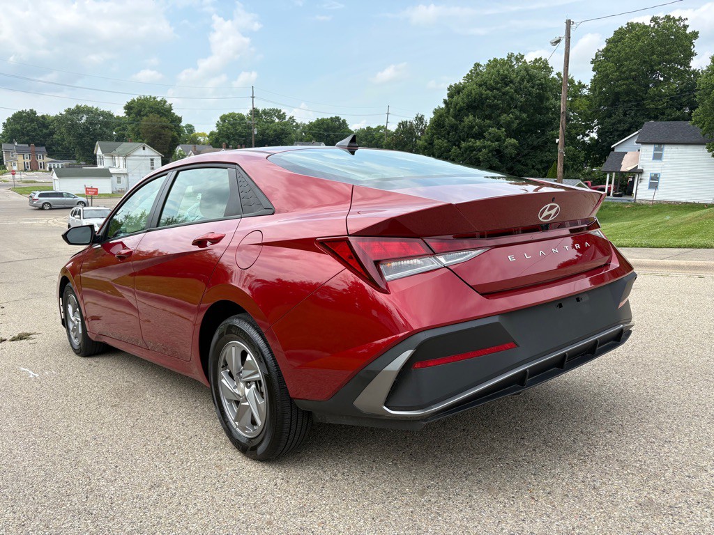 2025 Hyundai Elantra Image 5
