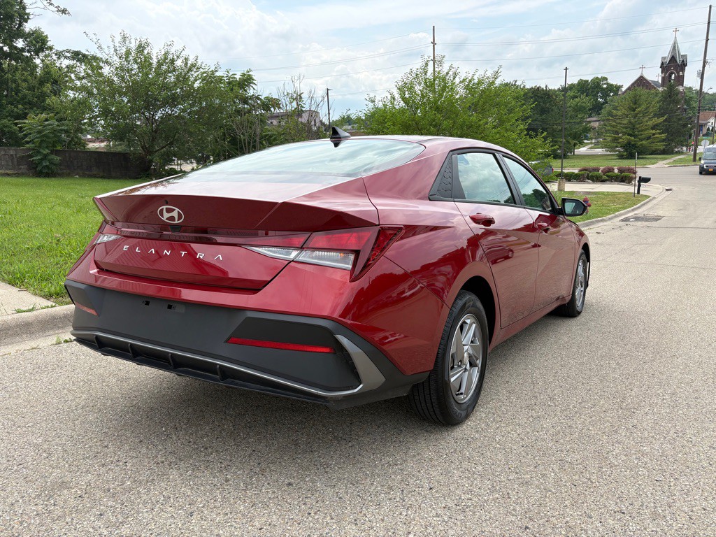 2025 Hyundai Elantra Image 7