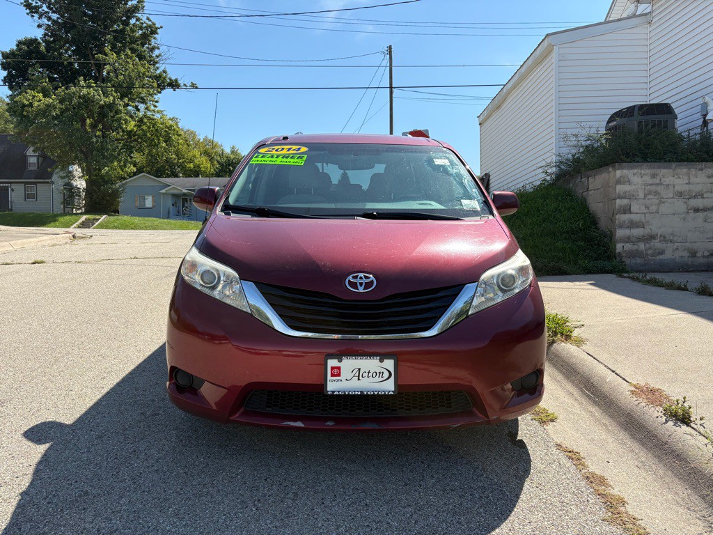 2014 Toyota Sienna Image 1