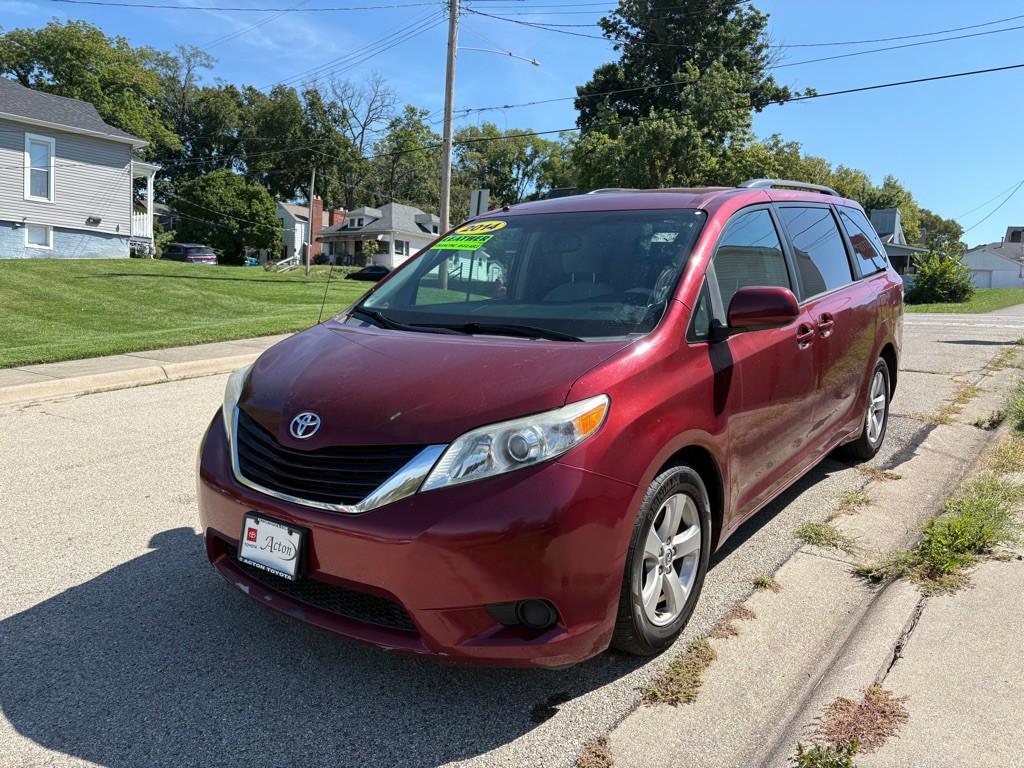 2014 Toyota Sienna Image 2