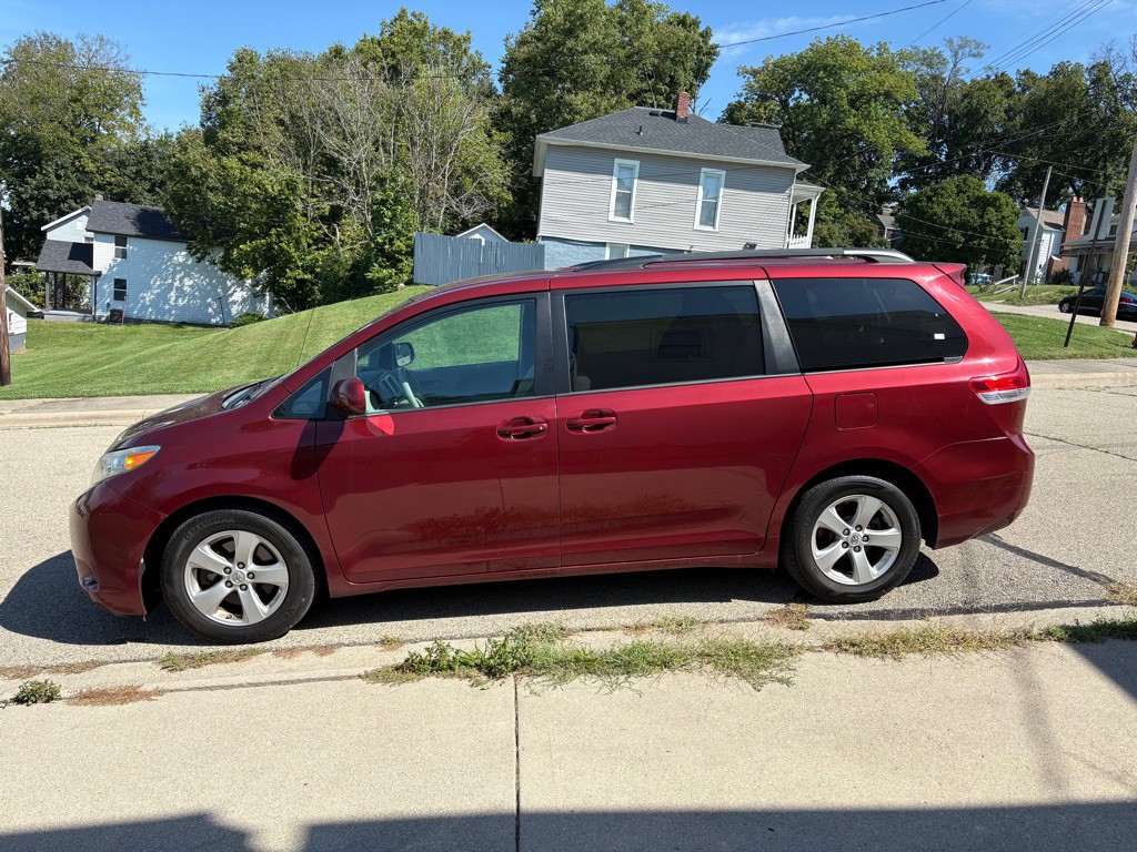 2014 Toyota Sienna Image 3