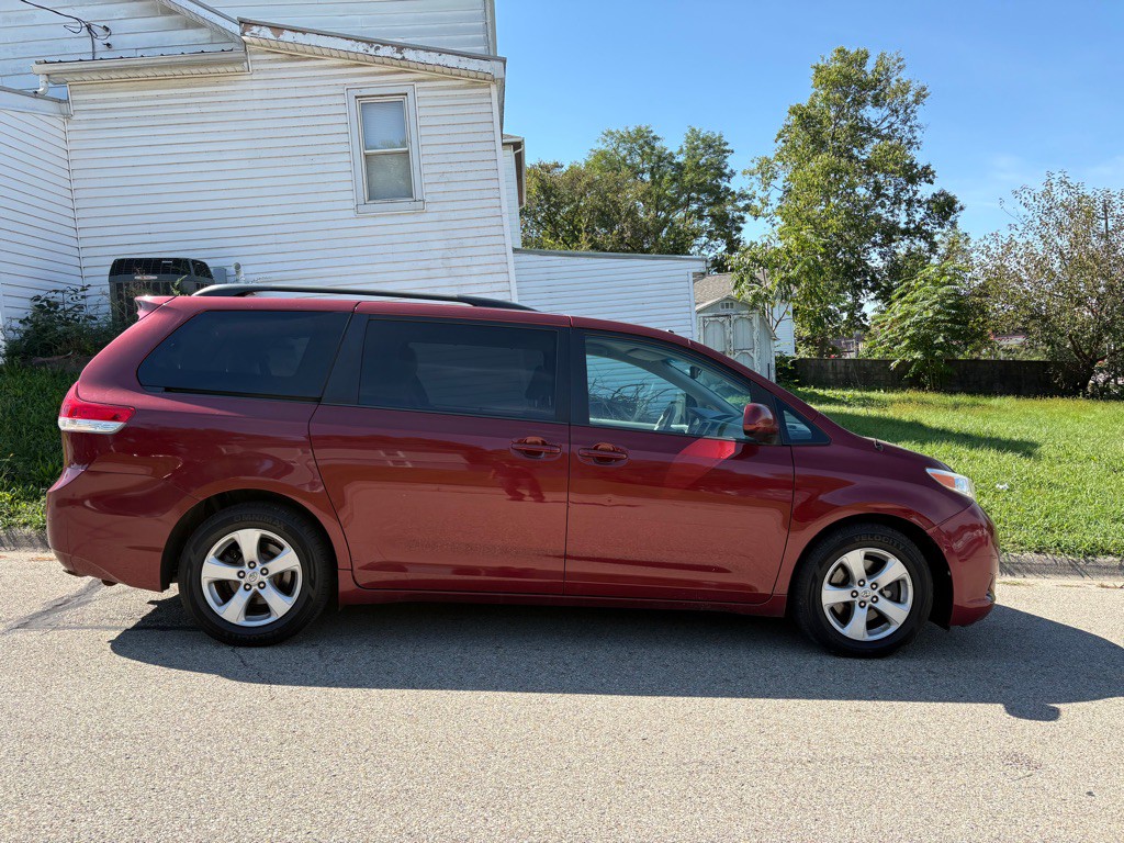 2014 Toyota Sienna Image 7