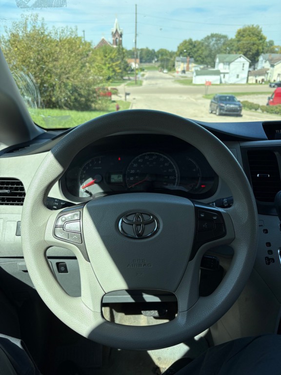 2014 Toyota Sienna Image 9