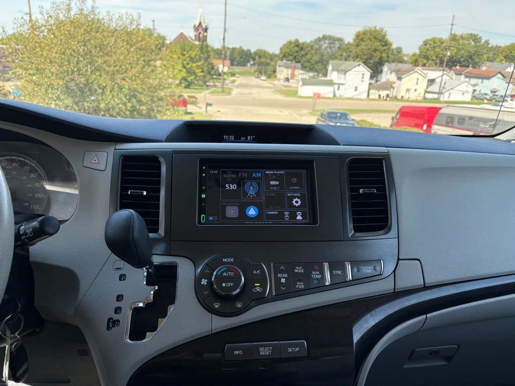2014 Toyota Sienna Image 11