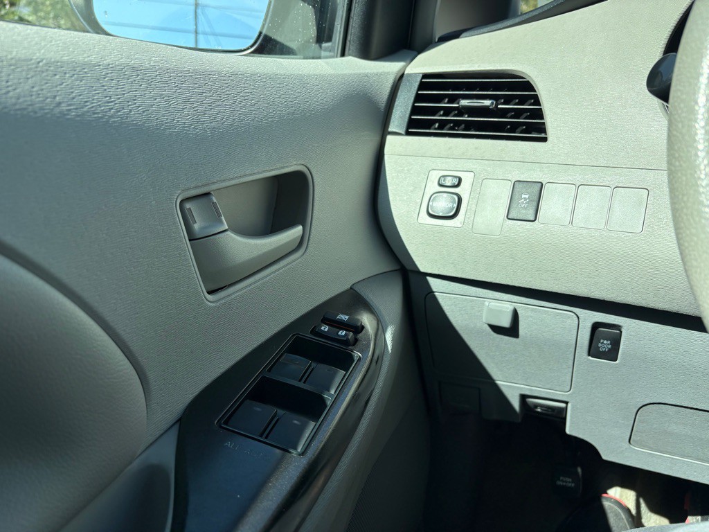 2014 Toyota Sienna Image 13