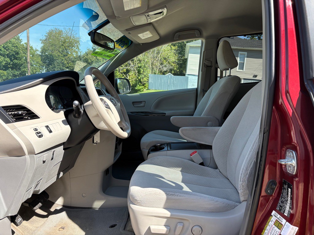 2014 Toyota Sienna Image 14