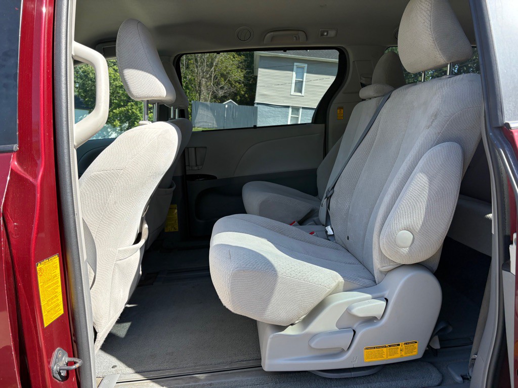 2014 Toyota Sienna Image 15