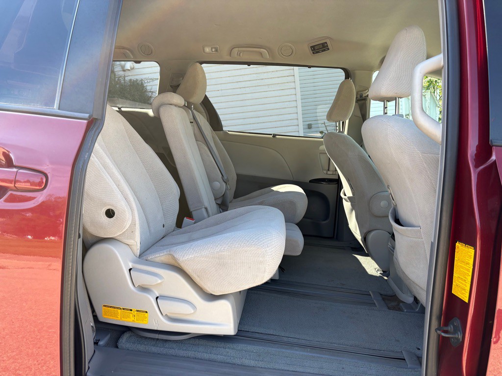 2014 Toyota Sienna Image 17