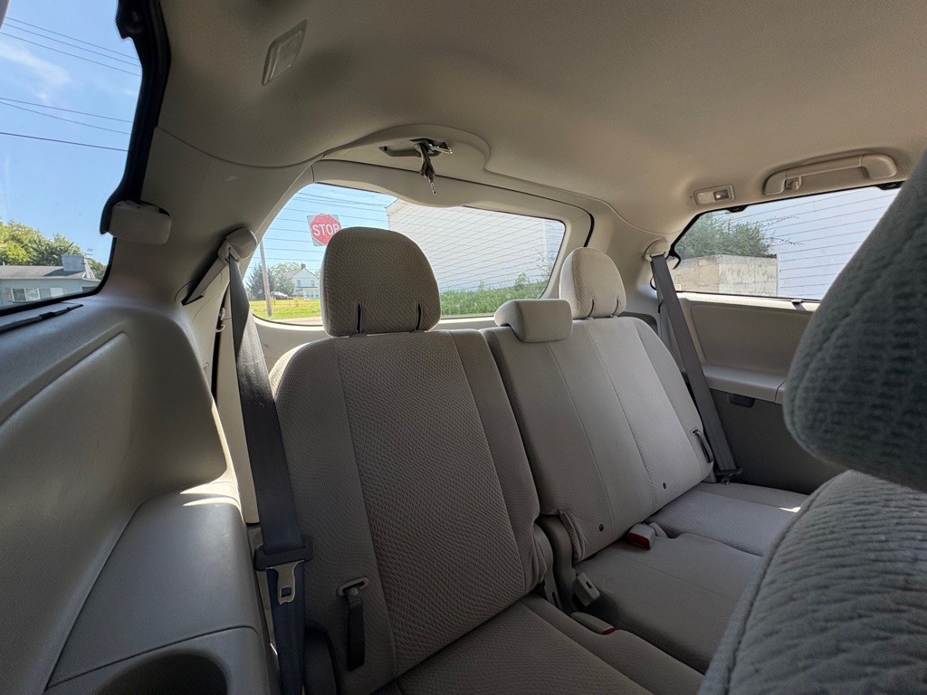2014 Toyota Sienna Image 19