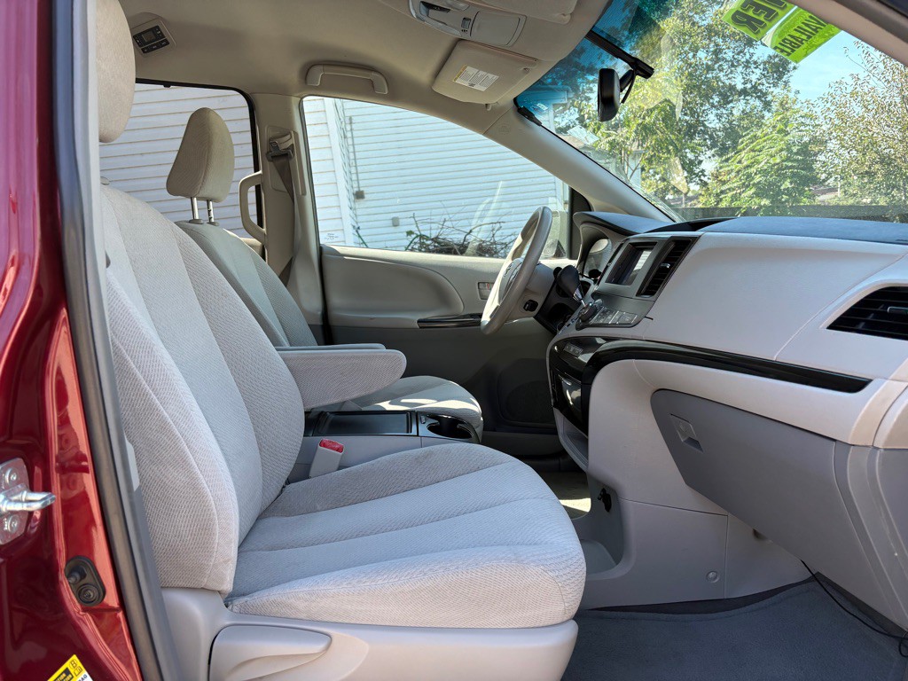 2014 Toyota Sienna Image 21