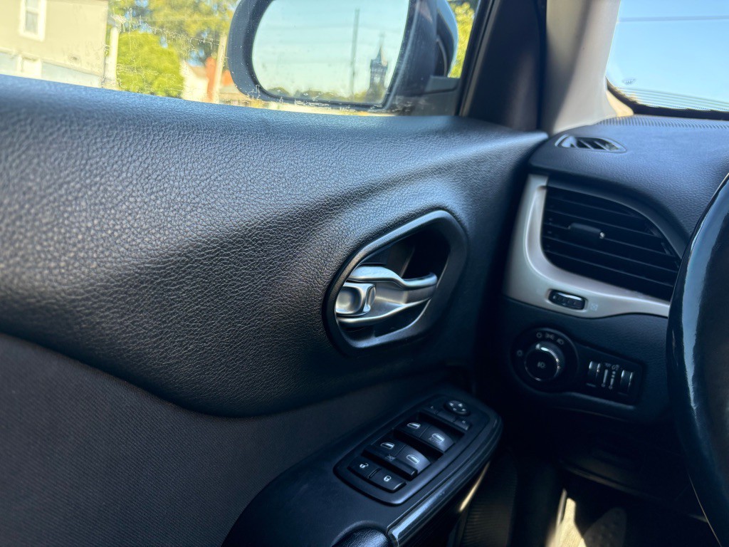 2014 Jeep Cherokee Image 11