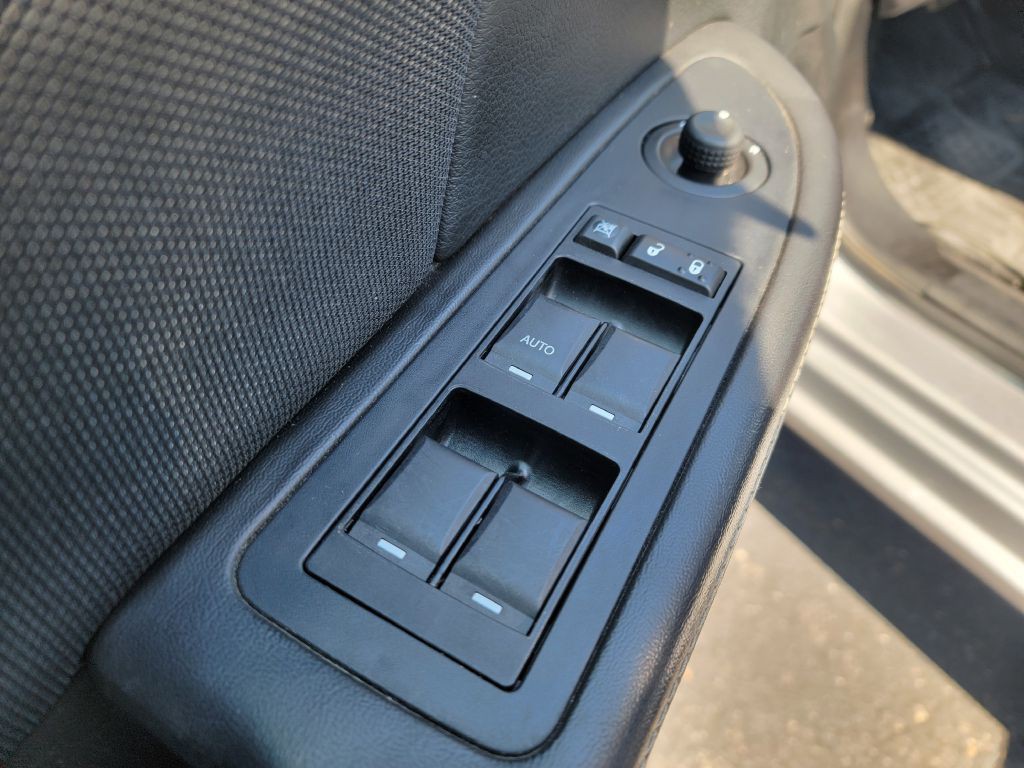 2013 Dodge Avenger Image 3