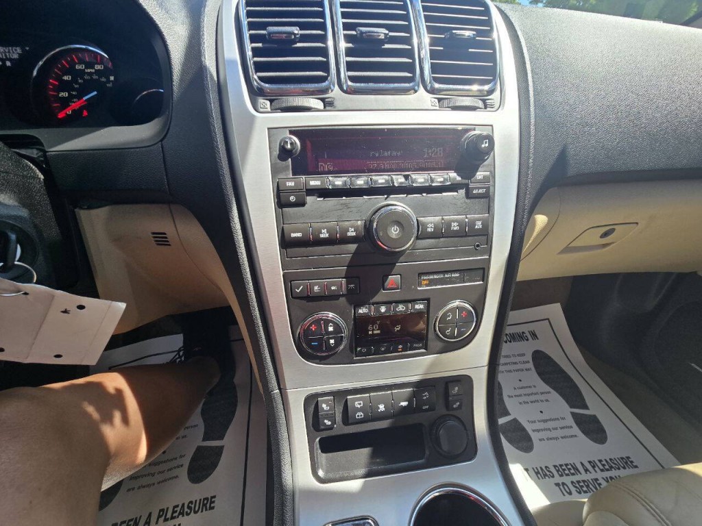 2011 GMC Acadia Image 17