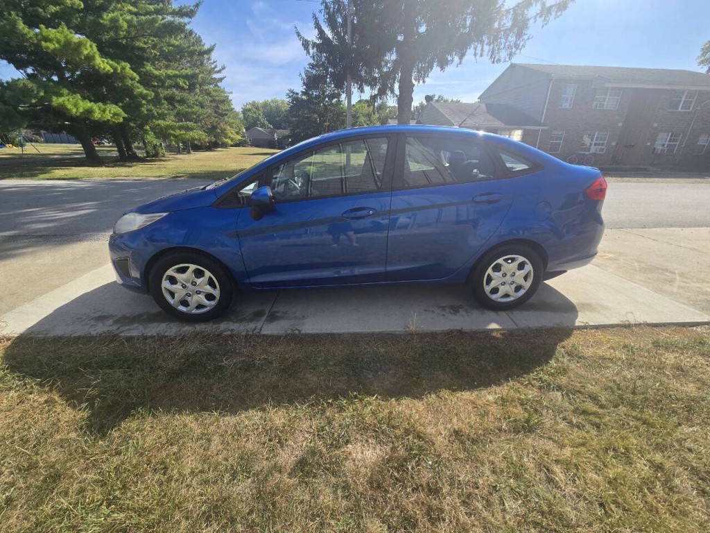 2011 Ford Fiesta Image 2