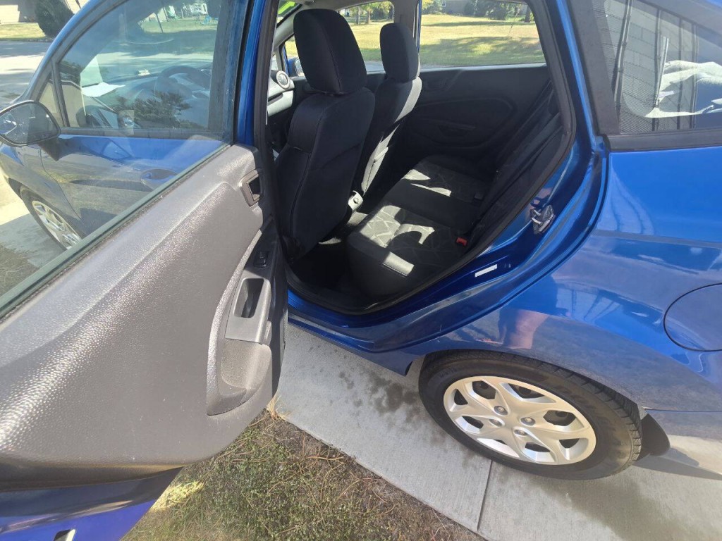 2011 Ford Fiesta Image 12