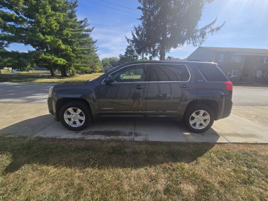 2011 GMC Terrain Image 2