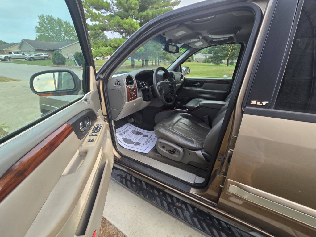 2003 GMC Envoy Image 9