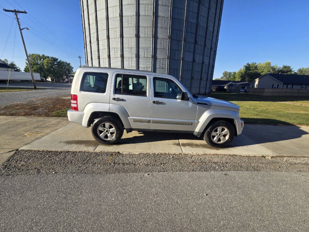 2012 Jeep Liberty Image 2